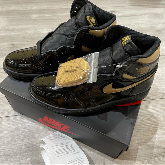 Air Jordan 1 Retro High OG Metallic Gold Black - Picture 4 of 9